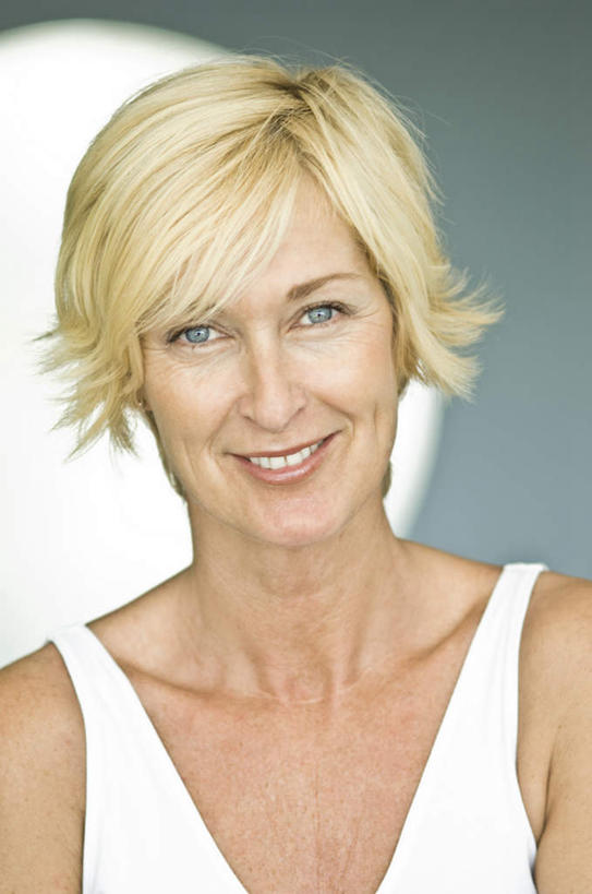 西方人,脸,头,脸颊,脖子,锁骨,肩胛骨,胸骨,肋骨,头发,一个人,笑,微笑,露齿笑,竖图,室内,特写,白天,正面,欧洲,欧洲人,仅一个女性,仅一个人,服装,注视,休闲装,肩膀,衣服,黄色,白色,观察,看,休闲,休闲服,服饰,仅一个老年女性,观看,察看,关注,胸椎,腰骨,肋软骨,老年女性,女人,女性,白种人,头部,直发,脖,颈,颈部,脸部,脸蛋,面部,半身,彩图,短发