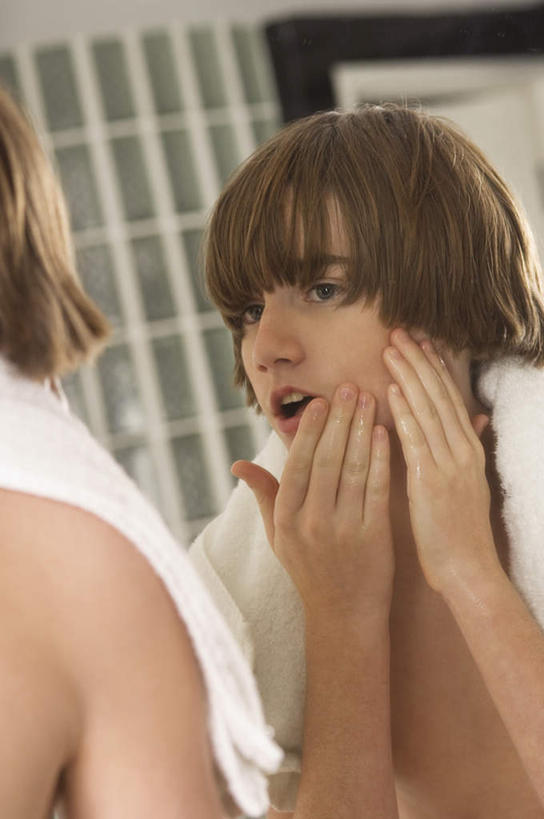 西方人,儿童,一个人,站,捏,竖图,室内,白天,化妆,美容,纯洁,镜子,欧洲,欧洲人,仅一个男性,仅一个人,阴影,检查,朦胧,模糊,反射,纺织物,影子,捏着,注视,裸露,小孩,背面,白色,化妆镜,毛巾,观察,看,清洁,站着,仅一个小孩,可爱,童年,童趣,观看,保暖,担忧,镜像,察看,镜面,忧虑,关注,忧郁,裸,童真,透气,烂漫,无邪,防水,光学,储水,耐磨,吸水,担心,天真,男孩,男人,男性,白种人,孩子,站立,半身,彩图,耽心,男生