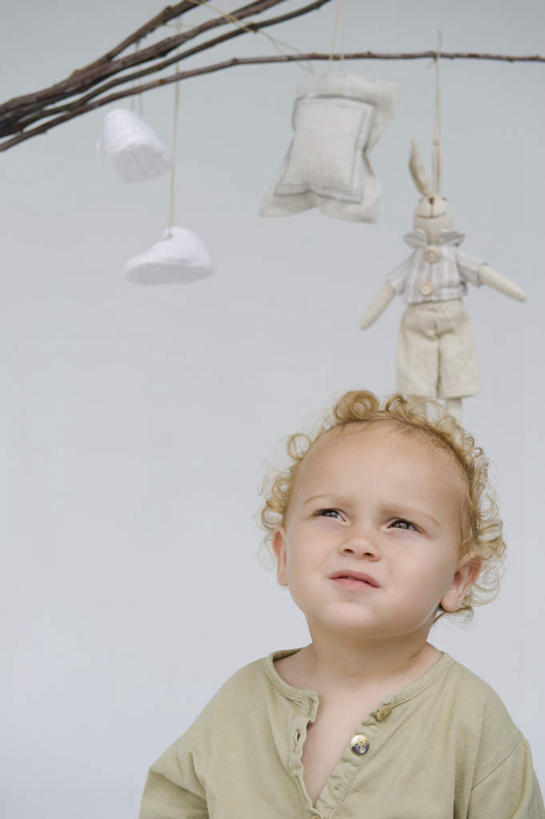 西方人,婴儿,儿童,一个人,站,竖图,室内,白天,正面,婴儿服装,游戏,纯洁,玩具,欧洲,欧洲人,仅一个人,吊挂,悬挂,服装,挂,玩,注视,娱乐,小孩,衣服,观察,看,站着,休闲,可爱,益智,服饰,活泼,观看,活动,察看,衣着,穿着,发泄,关注,消遣,智力,宝宝,纯真,烂漫,无邪,宣泄,衣饰,伶俐,天真,白种人,孩子,玩耍,嬉戏,站立,半身,彩图,婴儿服