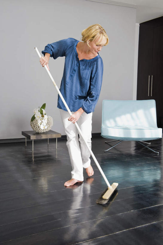 西方人,一个人,站,竖图,室内,白天,正面,床,地板,卧室,欧洲,欧洲人,仅一个年轻女性,仅一个女性,仅一个人,握,阴影,服装,反射,工具,影子,墙,床单,地面,注视,休闲装,被子,木地板,拖把,墙壁,墙面,一个,衣服,白色,低头,观察,看,清洁,站着,休闲,休闲服,握着,服饰,单人床,单个,观看,察看,卫生,被单,关注,保洁,垂头,年轻女性,女人,女性,白种人,站立,彩图,全身,睡房,卧房