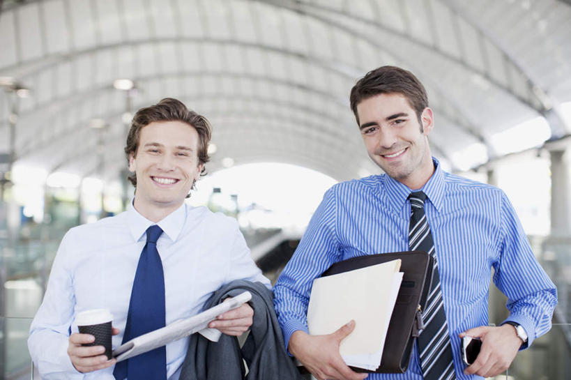 西方人,两个人,同事,商务人士,商务男性,站,笑,打电话,微笑,露齿笑,横图,室内,白天,正面,衬衫,阅读,成功,合作,团队,集体,信心,报纸,杯子,电话,手机,欧洲,欧洲人,握,学习,套装,朦胧,模糊,材料,瓷器,档案,文件,纸,咖啡杯,领带,陶瓷制品,拿,拿着,注视,通讯设备,队伍,手稿,资料,观察,看,站着,浏览,握着,观看,证明,察看,领导,象征,庄重,成就,关注,文档,瓷杯,商务装,身份,合伙,领袖,工薪阶层,正式,地位,交流,男人,男性,年轻男性,白种人,白领,上班族,沟通,通话,站立,半身,彩图,衬衣