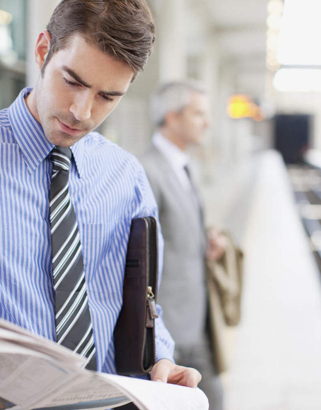 西方人,一个人,商务人士,商务男性,站,竖图,室内,白天,正面,衬衫,阅读,路,铁路,车站,报纸,欧洲,欧洲人,仅一个男性,仅一个人,握,学习,套装,朦胧,模糊,包,公文包,领带,轨道,站台,交通,铁轨,拿,拿着,注视,月台,仅一个年轻男性,观察,看,站着,浏览,握着,运输,公事包,观看,察看,象征,庄重,关注,商务装,身份,工薪阶层,正式,地位,男人,男性,年轻男性,白种人,白领,上班族,站立,半身,彩图,衬衣