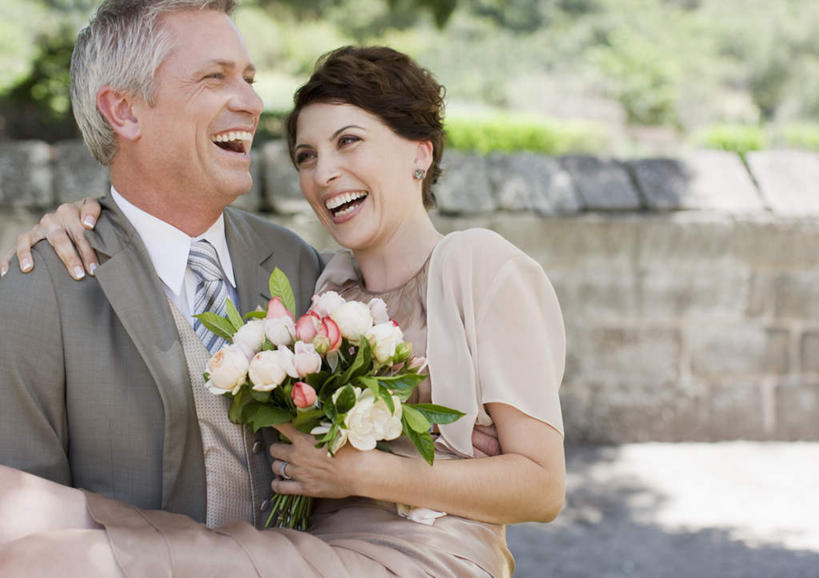 西方人,中年人,两个人,家庭,夫妻,新娘,新郎,站,抱,笑,微笑,露齿笑,横图,室外,白天,正面,衬衫,西装,爱情,婚礼,快乐,草地,草坪,植物,欧洲,欧洲人,握,套装,服装,正装,朦胧,模糊,庆祝,盛开,捧花,手捧花,领带,结婚,浪漫,拿,花蕾,拿着,注视,休闲装,职业装,草,花,花瓣,花朵,鲜花,衣服,绿色,花束,花苞,花蕊,观察,看,站着,休闲,温暖,温馨,喜庆,一家人,休闲服,恩爱,握着,恋人,服饰,抱着,观看,纪念,和睦,察看,搂着,关注,新娘抱,公主抱,婚礼捧花,男人,男性,女人,女性,中年男性,中年女性,白种人,夫妇,情侣,搂,搂抱,站立,半身,彩图,衬衣,高兴,伴侣,融洽