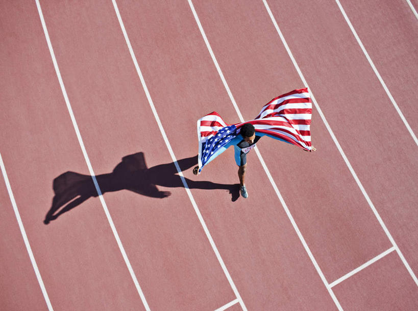 西方人,一个人,运动员,体育馆,运动场,伸展双臂,横图,俯视,室外,白天,运动服,旗帜,国旗,欧洲,非洲,黑人,欧洲人,仅一个男性,仅一个人,奔驰,握,阴影,服装,光线,影子,跑道,拿,拿着,注视,体育场,仅一个年轻男性,衣服,阳光,奔跑,观察,看,握着,美国国旗,服饰,观看,察看,衣着,穿着,关注,运动馆,衣饰,男人,男性,年轻男性,非洲人,旗,体育运动员,运动选手,敞开双臂,伸开双臂,展开双肩,张开手臂,张开双臂,彩图,高角度拍摄,全身,运动装