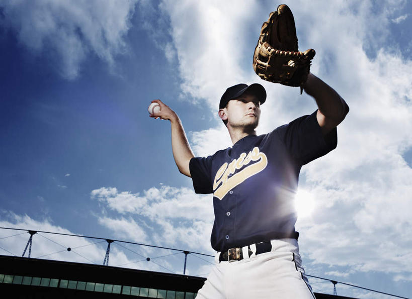 西方人,一个人,运动员,棒球运动员,体育馆,运动场,站,投,举,横图,室外,白天,仰视,运动服,锻炼,运动,棒球,垒球,帽子,欧洲,欧洲人,仅一个男性,仅一个人,握,阴影,服装,光线,棒球手套,影子,云,云朵,拿,云彩,拿着,注视,体育场,运动帽,球,仅一个年轻男性,衣服,蓝色,白云,蓝天,天空,阳光,手套,天,观察,看,托,站着,鸭舌帽,握着,服饰,田径场,晴朗,观看,察看,衣着,穿着,关注,棒球球员,运动馆,衣饰,体育,男人,男性,年轻男性,白种人,晴空,体育运动员,运动选手,举起,举手,举着,抛,扔,撒,向上举,向上伸,向上托,站立,掷,半身,彩图,低角度拍摄,健身,运动装