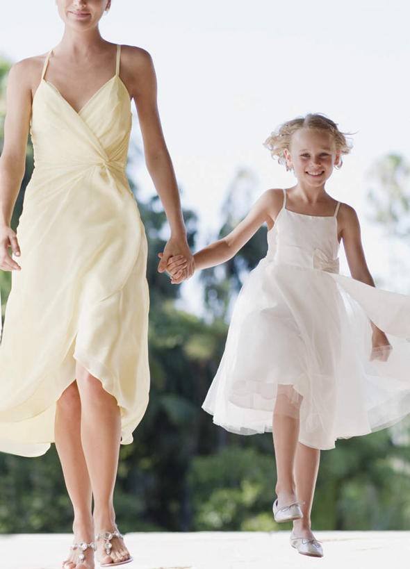 西方人,儿童,两个人,家庭,母亲,女儿,走,握手,笑,微笑,露齿笑,竖图,室外,白天,正面,裙子,婚礼,快乐,纯洁,植物,欧洲,欧洲人,连衣裙,朦胧,模糊,庆祝,结婚,注视,树,树木,小孩,绿色,自然,观察,看,温暖,温馨,喜庆,母女,一家人,可爱,母爱,童年,童趣,生长,成长,观看,纪念,吊带裙,和睦,察看,关注,童真,烂漫,无邪,天真,年轻女性,女孩,女人,女性,白种人,孩子,年轻人,步行,搀手,拉手,散步,手拉手,手握手,走路,半身,彩图,高兴,融洽,女生