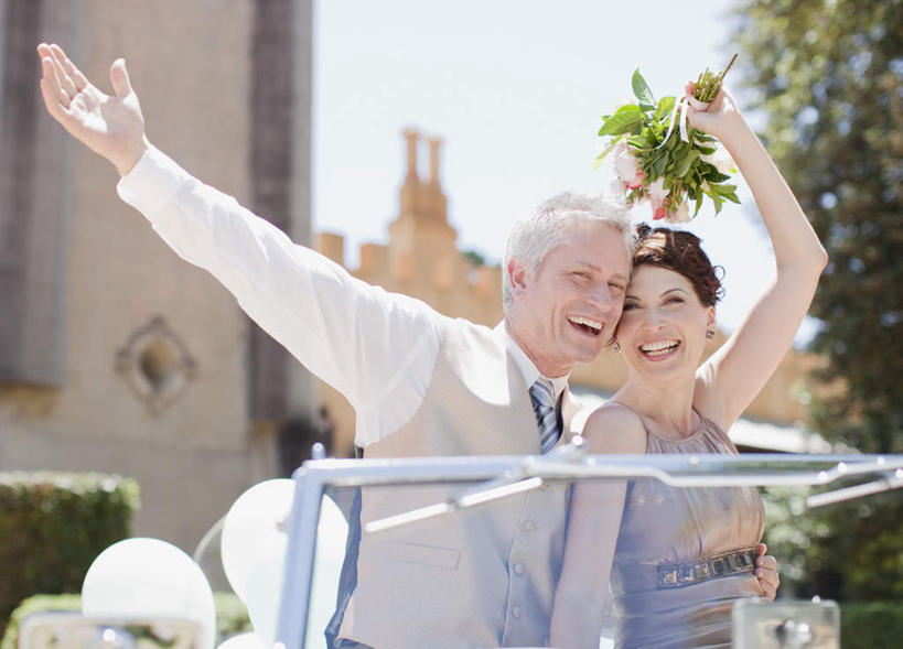 西方人,中年人,两个人,家庭,夫妻,站,举,抱,笑,微笑,露齿笑,横图,室外,白天,侧面,衬衫,晚礼服,西装,爱情,婚礼,快乐,植物,汽车,欧洲,欧洲人,套装,正装,朦胧,模糊,庆祝,装饰,盛开,捧花,手捧花,塑料,领带,跑车,结婚,浪漫,花蕾,注视,职业装,车,花,花瓣,花朵,鲜花,树,树木,蓝色,绿色,蓝天,天空,自然,气球,塑料制品,交通工具,花束,天,花苞,花蕊,观察,看,托,站着,温暖,温馨,喜庆,一家人,橡胶,恩爱,恋人,生长,晴朗,成长,抱着,观看,纪念,华丽,修饰,点缀,和睦,察看,搂着,关注,载具,敞篷跑车,橡胶制品,万里无云,衬托,美观,雅致,雅观,婚礼捧花,男人,男性,女人,女性,中年男性,中年女性,白种人,夫妇,情侣,晴空,晴空万里,举起,举手,举着,搂,搂抱,向上举,向上伸,向上托,站立,半身,彩图,衬衣,晚宴服,舞会服,洋服,洋装,夜礼服,高兴,伴侣,融洽