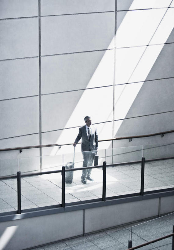 西方人,一个人,商务人士,商务男性,栏杆,站,竖图,俯视,室内,白天,衬衫,欧洲,欧洲人,仅一个男性,仅一个人,仅一个中年男性,握,阴影,套装,光线,包,扶手,公文包,拉杆箱,旅行箱,影子,墙,拿,拿着,注视,护栏,墙壁,墙面,白色,阳光,行李箱,箱子,观察,看,站着,握着,公事包,观看,出差,察看,关注,商务装,工薪阶层,男人,男性,中年男性,白种人,白领,上班族,站立,彩图,高角度拍摄,全身,衬衣,旅行