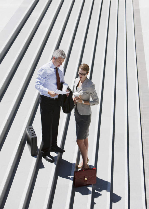 西方人,两个人,伙伴,朋友,商务人士,商务男性,商务女性,站,竖图,俯视,室外,白天,衬衫,友谊,合作,团队,杯子,欧洲,欧洲人,握,阴影,套装,光线,包,材料,档案,公文包,文件,影子,纸,拿,拿着,注视,阳光,手稿,纸制品,资料,观察,看,站着,战略,握着,公事包,观看,纸杯,证明,察看,关注,一次性杯子,文档,商务装,工薪阶层,联合,合谋,配合,协作,男人,男性,年轻女性,女人,女性,中年男性,白种人,白领,上班族,站立,彩图,高角度拍摄,全身,衬衣