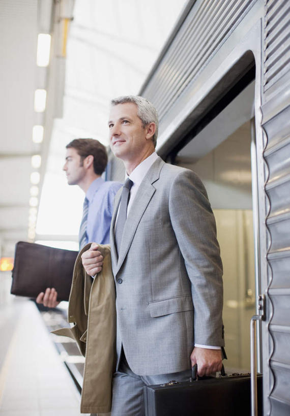 西方人,两个人,同事,商务人士,商务男性,走,竖图,室内,白天,仰视,衬衫,成功,合作,团队,集体,信心,地铁,车站,照明,欧洲,欧洲人,握,套装,包,公文包,灯光,站台,轨道交通,拿,拿着,扭头,注视,队伍,顶灯,月台,灯,灯具,观察,看,转头,握着,公事包,观看,照亮,察看,领导,照明设备,成就,关注,商务装,合伙,领袖,工薪阶层,男人,男性,年轻男性,中年男性,白种人,白领,上班族,步行,散步,走路,半身,彩图,低角度拍摄,衬衣,地铁机动车,地下铁,轻轨