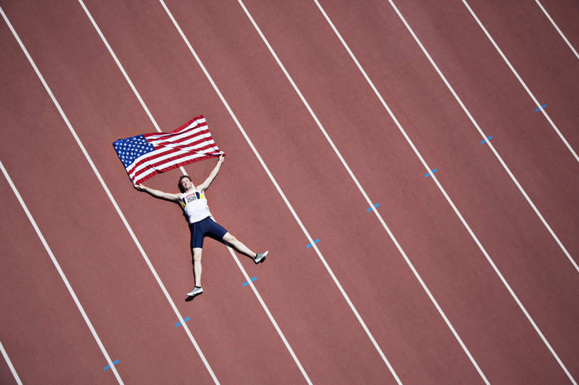 西方人,一个人,运动员,体育馆,运动场,躺,闭眼,伸展双臂,横图,俯视,室外,白天,运动服,旗帜,国旗,欧洲,欧洲人,仅一个男性,仅一个人,握,阴影,服装,反射,影子,跑道,拿,拿着,体育场,仅一个年轻男性,衣服,握着,美国国旗,服饰,田径场,张开双腿,衣着,穿着,运动馆,衣饰,展开双腿,卧着,男人,男性,年轻男性,白种人,旗,体育运动员,运动选手,闭眼睛,闭着眼,闭着眼睛,敞开双臂,伸开双臂,躺着,卧,展开双肩,张开手臂,张开双臂,彩图,高角度拍摄,全身,伸展双腿,运动装