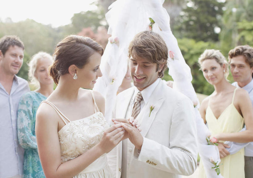 西方人,家庭,夫妻,新娘,新郎,伙伴,朋友,站,笑,微笑,露齿笑,横图,室外,白天,正面,婚纱,衬衫,晚礼服,西装,爱情,婚礼,快乐,友谊,植物,欧洲,欧洲人,握,套装,正装,朦胧,模糊,庆祝,盛开,领带,许多人,结婚,浪漫,拿,花蕾,拿着,扭头,注视,职业装,装饰品,花,花瓣,花朵,鲜花,树,树木,绿色,天空,自然,耳环,戒指,饰品,首饰,天,花苞,花蕊,观察,看,站着,转头,一群人,温暖,温馨,喜庆,一家人,恩爱,握着,恋人,生长,晴朗,成长,观看,纪念,信物,和睦,察看,权利,关注,万里无云,手饰,友情,男人,男性,年轻男性,年轻女性,女人,女性,白种人,年轻人,夫妇,情侣,晴空,晴空万里,站立,半身,彩图,衬衣,婚礼服,礼服,晚宴服,舞会服,洋服,洋装,夜礼服,高兴,伴侣,融洽