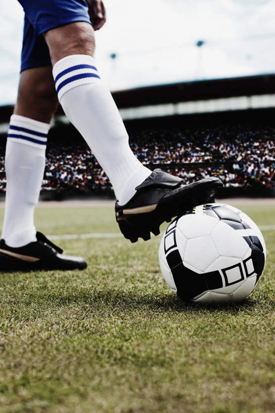 西方人,一个人,运动员,足球场,体育馆,运动场,站,竖图,室外,白天,仰视,运动服,运动鞋,足球,草地,草坪,植物,鞋子,欧洲,欧洲人,仅一个男性,仅一个人,服装,云,云朵,足球装备,足球运动员,云彩,运动器械,体育场,袜子,踩,草,仅一个年轻男性,一个,衣服,蓝色,绿色,白云,蓝天,天空,天,踩着,站着,健身器械,服饰,晴朗,单个,休闲鞋,长袜,衣着,穿着,健身器材,绿茵场,长筒袜,运动馆,蹴鞠,衣饰,长统袜,足球运动,男人,男性,年轻男性,白种人,晴空,体育运动员,运动选手,站立,半身,彩图,低角度拍摄,足球比赛场地,运动器材,运动装