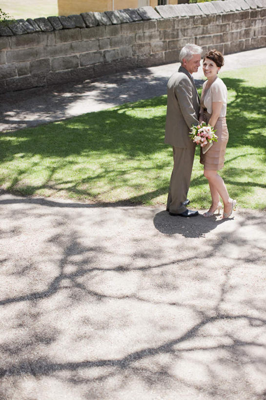 西方人,中年人,两个人,家庭,夫妻,新娘,新郎,站,竖图,俯视,室外,白天,婚纱,衬衫,西装,爱情,婚礼,快乐,草地,草坪,植物,欧洲,欧洲人,握,阴影,套装,正装,朦胧,模糊,庆祝,盛开,光线,捧花,手捧花,影子,领带,结婚,浪漫,拿,花蕾,拿着,扭头,注视,职业装,草,花,花瓣,花朵,鲜花,绿色,阳光,花束,花苞,花蕊,观察,看,站着,转头,温暖,温馨,喜庆,一家人,恩爱,握着,恋人,观看,纪念,和睦,察看,关注,婚礼捧花,男人,男性,女人,女性,中年男性,中年女性,白种人,夫妇,情侣,站立,彩图,高角度拍摄,全身,衬衣,婚礼服,礼服,高兴,伴侣,融洽