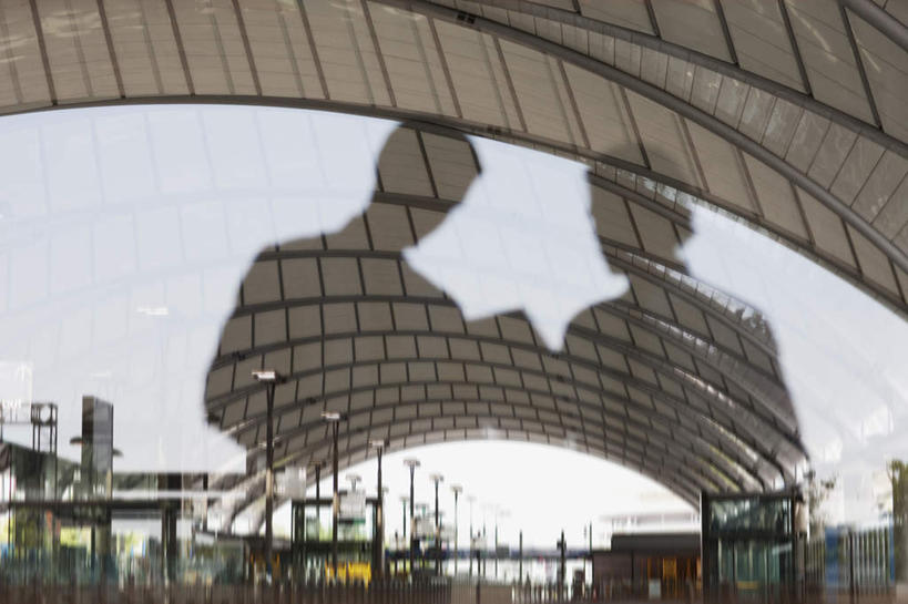 西方人,无人,两个人,同事,商务人士,商务男性,站,横图,室内,白天,正面,衬衫,成功,合作,团队,集体,信心,窗户,落地窗,欧洲,欧洲人,握,套装,朦胧,模糊,材料,档案,文件,纸,拿,拿着,扭头,注视,队伍,玻璃窗,手稿,资料,观察,看,站着,转头,握着,观看,证明,察看,领导,成就,关注,文档,商务装,合伙,领袖,工薪阶层,男人,男性,年轻男性,中年男性,白种人,白领,上班族,站立,半身,彩图,衬衣