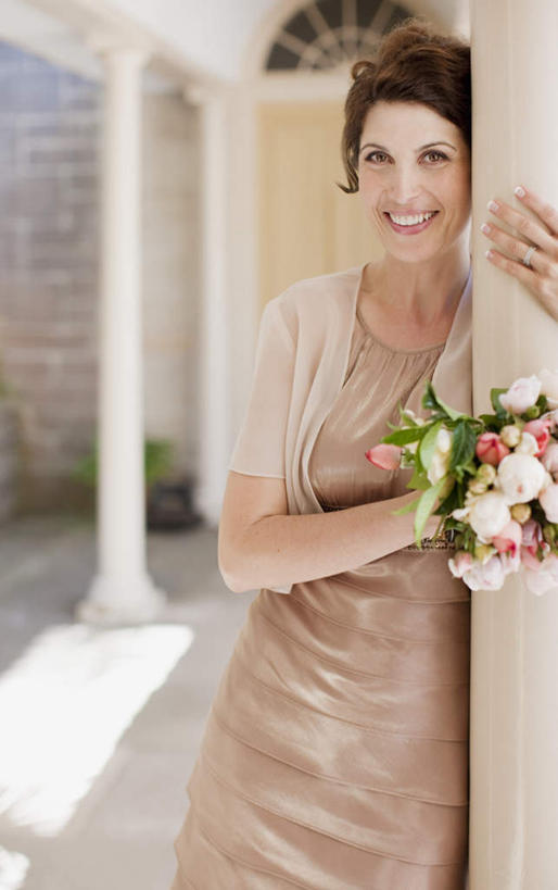 西方人,一个人,站,抱,笑,微笑,露齿笑,竖图,室外,白天,正面,晚礼服,欧洲,欧洲人,仅一个女性,仅一个人,握,朦胧,模糊,盛开,捧花,手捧花,柱子,墙,拿,花蕾,拿着,注视,墙壁,墙面,花,花瓣,花朵,鲜花,白色,花束,花苞,花蕊,观察,看,站着,仅一个中年女性,握着,抱着,观看,伴娘,察看,搂着,关注,婚礼捧花,女人,女性,中年女性,白种人,搂,搂抱,站立,半身,彩图,晚宴服,舞会服,洋服,洋装,夜礼服