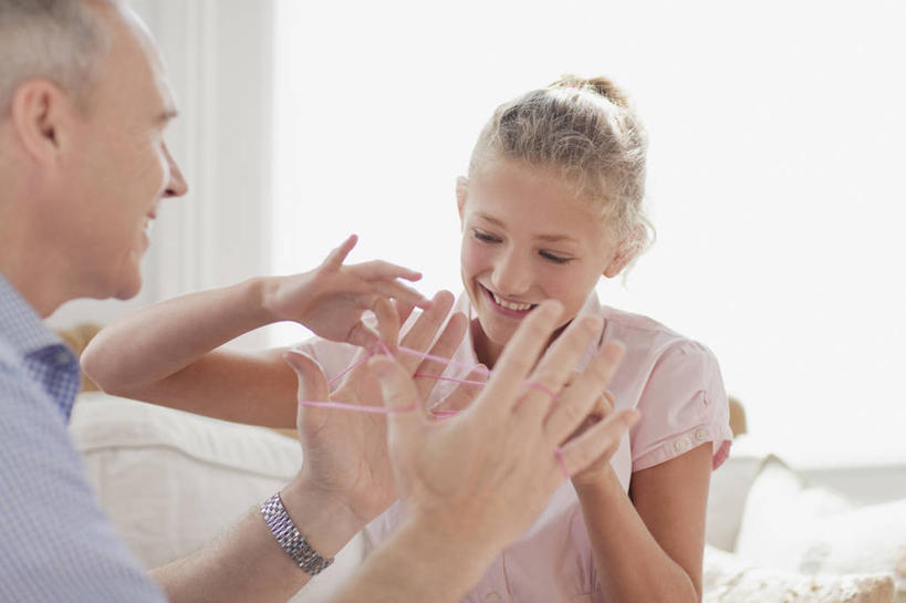 西方人,儿童,老年人,两个人,家庭,祖父,坐,笑,微笑,露齿笑,横图,室内,白天,正面,游戏,纯洁,成功,合作,团队,集体,信心,窗户,玩具,欧洲,欧洲人,握,服装,墙,拿,玩,拿着,注视,休闲装,娱乐,队伍,玻璃窗,相视,墙壁,墙面,小孩,衣服,绳子,观察,看,休闲,温暖,温馨,一家人,面对面,休闲服,可爱,童年,童趣,翻花绳,握着,服饰,爷爷,观看,活动,祖孙,对视,绳索,和睦,察看,互视,成就,发泄,关注,消遣,智力,相对,挑帮帮,合伙,童真,烂漫,无邪,翻绳,外孙女,外公,外祖父,相看,宣泄,解绷绷,解勾勾,解钩钩,挑花花线,线翻花,解股,天真,翻花鼓,挑绷绷,老年男性,男人,男性,女孩,白种人,孩子,孙女,玩耍,嬉戏,坐着,半身,彩图,融洽,女生