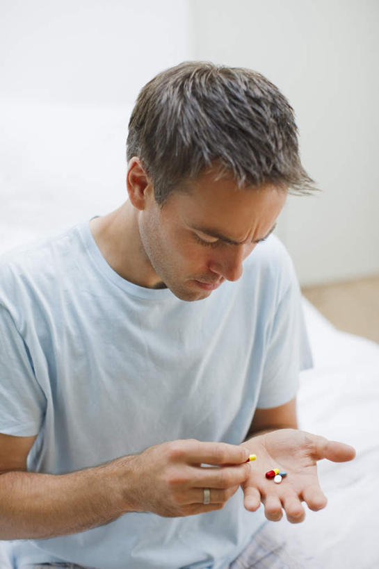 西方人,一个人,坐,捧,竖图,俯视,室内,白天,安全,欧洲,欧洲人,仅一个男性,仅一个人,仅一个中年男性,阴影,服装,朦胧,模糊,反射,药剂,影子,防护,注视,休闲装,胶囊,三个,衣服,药品,低头,观察,看,休闲,生病,休闲服,治疗,服饰,观看,保护,药物,察看,医疗,关注,保险,预防,垂头,抱病,平安,男人,男性,中年男性,白种人,端,端着,捧着,手捧,坐着,半身,彩图,高角度拍摄