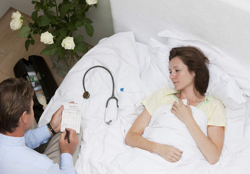 西方人,两个人,医生,病人,躺,说,横图,俯视,室内,白天,爱情,讨论,幸福,纯洁,热情,植物,床,生活用品,卧室,玫瑰,欧洲,欧洲人,握,阴影,睡衣,盛开,反射,笔,盆栽,影子,纸,墙,玫瑰花,办公用品,床单,盆景,浪漫,花蕾,注视,被子,墙壁,墙面,文具,花,花瓣,花朵,鲜花,绿色,白色,自然,听诊器,学习用品,纸巾,日用品,花苞,花蕊,低头,观察,记录,看,医护人员,医疗人员,温暖,温馨,恩爱,握着,单人床,生长,成长,卫生纸,观看,文具用品,和睦,察看,医疗设备,被单,关注,病患,医疗器械,记录板,感动,医疗工具,记事板,尊敬,寝衣,检测工具,生活用纸,卧着,交流,天真,刺玫花,徘徊花,男人,男性,女人,女性,中年男性,中年女性,白种人,大夫,患者,就医者,沟通,讲话,交谈,商讨,说话,谈话,躺着,卧,半身,彩图,高角度拍摄,睡房,卧房,融洽