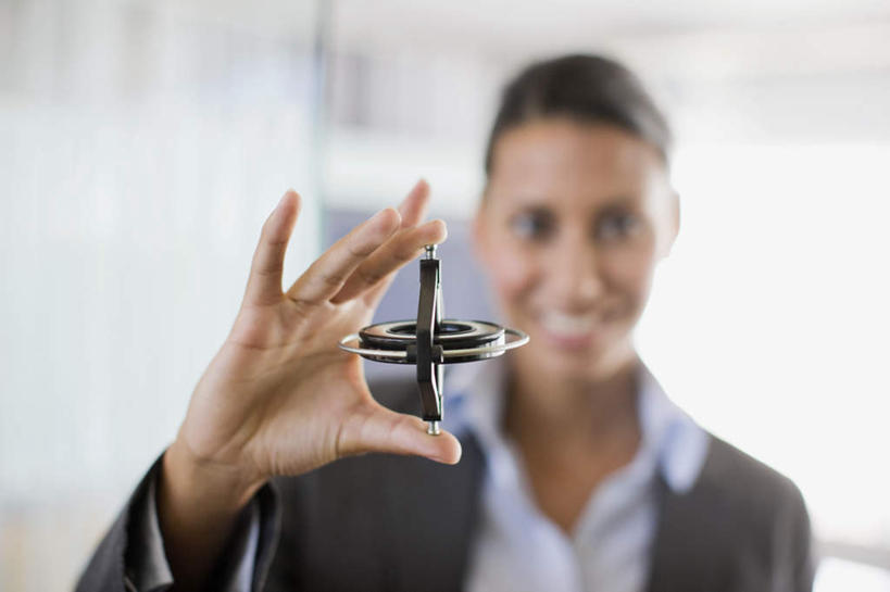 西方人,一个人,商务人士,商务女性,站,笑,微笑,露齿笑,横图,室内,白天,正面,欧洲,非洲,黑人,欧洲人,仅一个年轻女性,仅一个女性,仅一个人,握,套装,朦胧,模糊,拿,拿着,注视,一个,陀螺,观察,看,站着,握着,单个,观看,察看,关注,商务装,工薪阶层,陀螺仪,回转仪,回转,回转效应,年轻女性,女人,女性,非洲人,白领,上班族,站立,半身,彩图