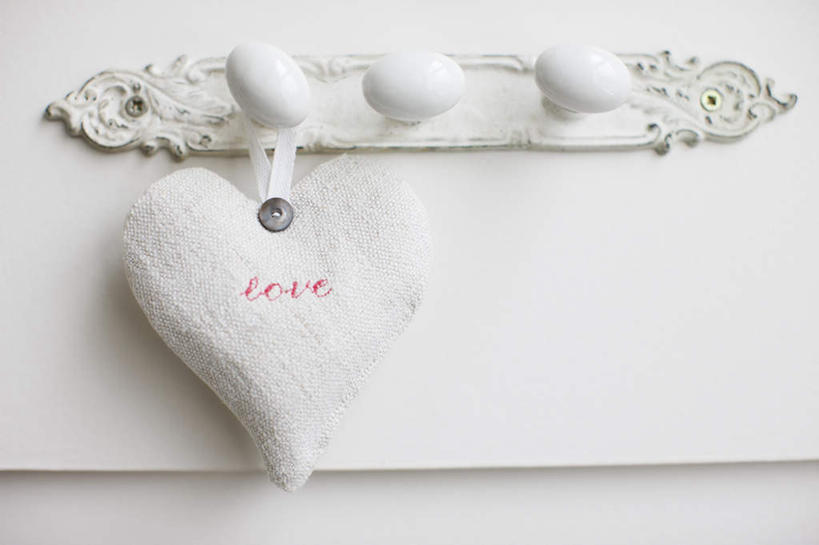 无人,横图,室内,特写,白天,正面,爱情,静物,情人节,吊挂,悬挂,节日,爱心,庆祝,英文,标志,文字,字符,字母,墙,浪漫,挂,文化,标识,墙壁,墙面,红色,白色,庆典,温暖,温馨,心形,恩爱,纪念,英文字母,和睦,心型,彩图,融洽