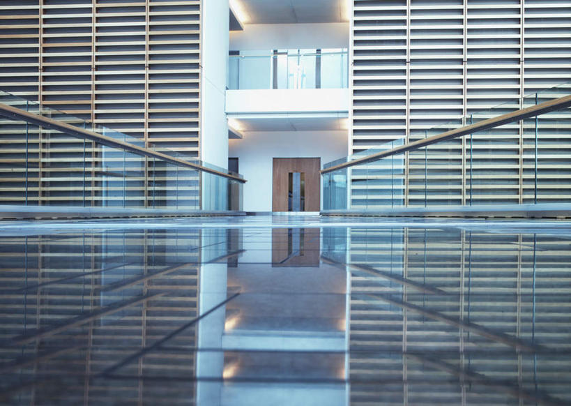 无人,高楼大厦,栏杆,横图,室内,白天,正面,办公楼,门,大厦,建筑,摩天大楼,写字楼,照明,阴影,反射,扶手,影子,走道,走廊,过道,灯光,护栏,顶灯,灯,灯具,门框,楼宇,商务楼,照亮,照明设备,彩图,大楼,高层建筑,高楼,摩天楼