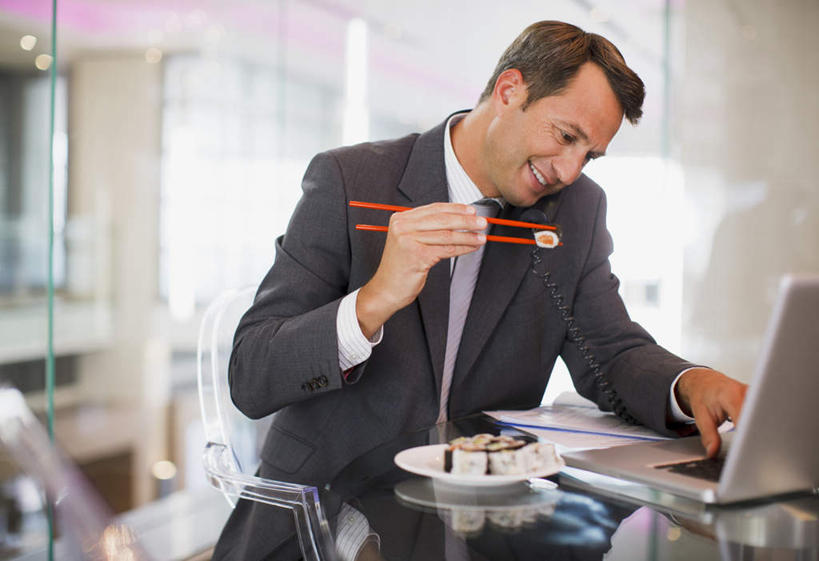 米饭,寿司,西方人,一个人,商务人士,商务男性,坐,笑,微笑,露齿笑,横图,室内,白天,正面,衬衫,烹饪,电脑,笔记本电脑,窗户,筷子,落地窗,桌子,餐具,欧洲,欧洲人,仅一个男性,仅一个人,仅一个中年男性,敲打,握,套装,网络,碟子,盘,办公桌,日本料理,料理,食品,饭,拿,拿着,注视,文化,输入,通讯设备,传统,菜肴,美食,玻璃窗,食物,盘子,碟,日式料理,打字,观察,看,日式,握着,佳肴,观看,点击,礼节,敲击,五谷,察看,无线,关注,醋饭,礼仪,通信设备,商务装,无线网络,无线上网,便携式电脑,工薪阶层,四喜饭,按键,手提电脑,男人,男性,中年男性,白种人,白领,上班族,进餐用具,坐着,半身,彩图,衬衣