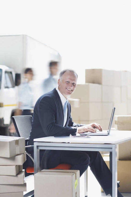 西方人,三个人,同事,商务人士,商务男性,坐,走,笑,微笑,露齿笑,竖图,室外,白天,侧面,衬衫,成功,合作,团队,集体,信心,电脑,笔记本电脑,卡车,汽车,欧洲,欧洲人,一堆,一辆,许多,敲打,阴影,堆叠,堆积,套装,朦胧,模糊,光线,网络,包装,影子,纸箱,办公桌,领带,扭头,注视,输入,通讯设备,队伍,车,阳光,容器,箱子,交通工具,打字,观察,看,转头,快递员,观看,堆,点击,一台,敲击,察看,无线,领导,象征,庄重,成就,关注,载具,纸板箱,通信设备,商务装,身份,无线网络,快递,合伙,领袖,速递,无线上网,便携式电脑,工薪阶层,包装箱,正式,地位,按键,手提电脑,男人,男性,年轻女性,女人,女性,中年男性,中年女性,白种人,白领,上班族,步行,走路,坐着,半身,彩图,衬衣