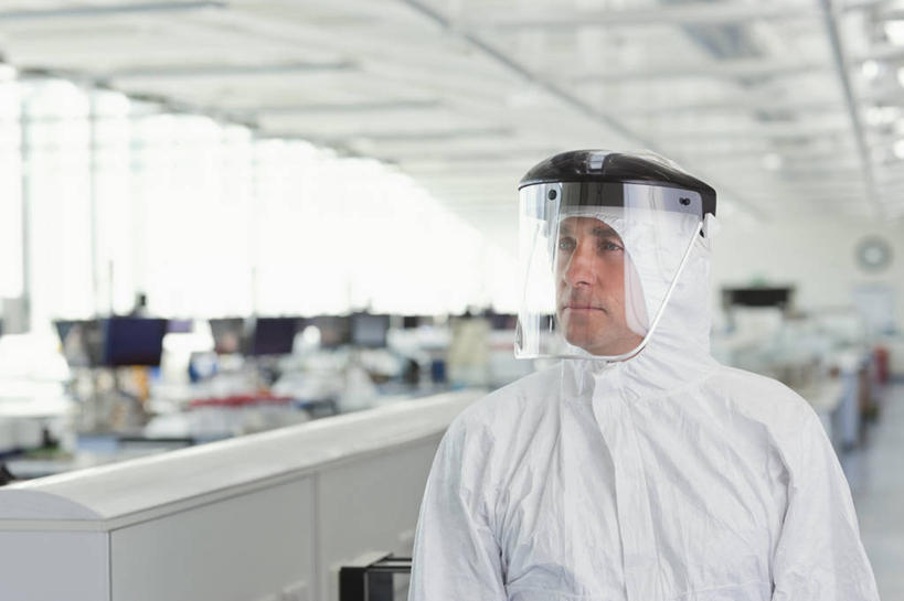 西方人,一个人,科学家,站,横图,室内,白天,正面,安全,机器,桌面,桌子,欧洲,欧洲人,仅一个男性,仅一个人,仅一个中年男性,服装,朦胧,模糊,实验室,研究室,防护,扭头,注视,设备,衣服,白色,观察,看,站着,转头,机械,器械,服饰,观看,保护,察看,衣着,科研人员,白大褂,穿着,关注,面罩,保险,研究者,试验室,实验服,科学研究者,保全,周全,安稳,安定,衣饰,平安,男人,男性,中年男性,白种人,科学工作者,站立,半身,彩图,实验衣,防护面罩