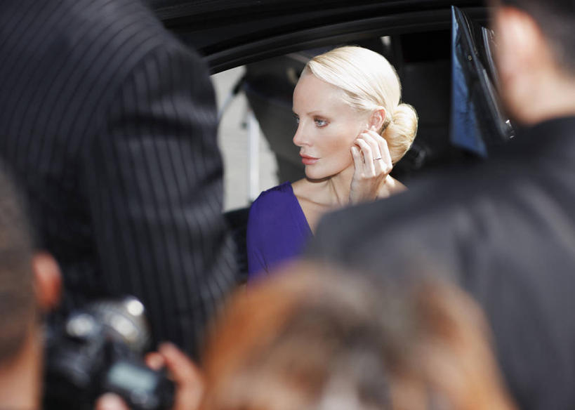 西方人,背部,四个人,记者,演员,电影明星,站,坐,摸,横图,室外,白天,正面,衬衫,晚礼服,西装,窗户,汽车,相机,欧洲,欧洲人,抚摸,套装,正装,朦胧,模糊,领带,扭头,注视,职业装,玻璃窗,车,车窗,交通工具,轿车,观察,看,站着,转头,观看,察看,关注,载具,男人,男性,年轻男性,女人,女性,中年男性,中年女性,白种人,照相机,影视明星,触摸,接触,站立,坐着,半身,彩图,衬衣,晚宴服,舞会服,洋服,洋装,夜礼服,狗仔