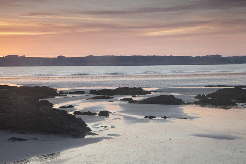 无人,横图,室外,白天,正面,旅游,度假,海浪,海洋,石头,美景,日落,沙滩,山,山脉,法国,欧洲,阴影,光线,沙子,石子,影子,海岸,景观,浪花,山顶,山峰,晚霞,霞光,落日,沙地,山峦,娱乐,阳光,自然,海水,黄昏,群山,享受,休闲,景色,彩霞,放松,布列塔尼,自然风光,海景,沉积岩,法兰西共和国,法兰西第五共和国,颠峰,极峰,夕照,薄暮,菲尼斯泰尔省,布列塔尼地区,水成岩,非尼斯泰尔省,大海,风浪,海,海水的波动,海滩,近岸浪,石块,岩石,涌浪,夕阳,彩图,傍晚,克罗松半岛,斜阳