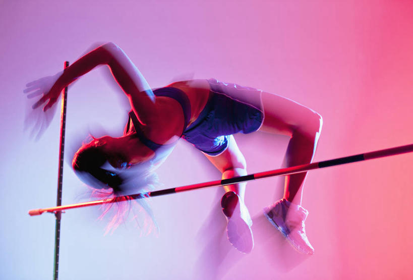 西方人,一个人,运动员,跳,举,横图,室内,白天,仰视,运动服,锻炼,运动,跳高,欧洲,欧洲人,仅一个年轻女性,仅一个女性,仅一个人,弯腰,阴影,服装,朦胧,模糊,反射,影子,半空,注视,娱乐,衣服,观察,看,托,享受,休闲,放松,摄影,服饰,影棚,观看,察看,衣着,穿着,关注,室内运动,弯身,衣饰,横杆,体育,跳高运动,年轻女性,女人,女性,白种人,体育运动员,运动选手,举起,举手,举着,跳跃,向上举,向上伸,向上托,彩图,低角度拍摄,全身,影棚拍摄,健身,拍摄,运动装