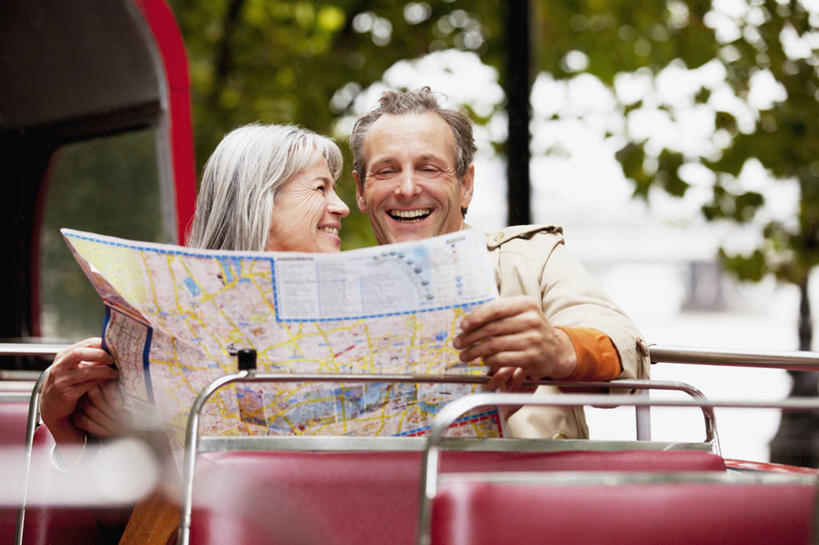 西方人,老年人,两个人,家庭,夫妻,坐,笑,微笑,露齿笑,横图,室外,白天,正面,爱情,植物,道路,公共汽车,地图,欧洲,欧洲人,握,阴影,服装,朦胧,模糊,光线,信息,影子,巴士,公交车,交通,浪漫,拿,拿着,扭头,注视,休闲装,方向,双层巴士,车,树,树木,衣服,绿色,阳光,自然,交通工具,观察,看,转头,休闲,温暖,温馨,一家人,休闲服,恩爱,握着,恋人,服饰,生长,成长,观看,引导,指引,和睦,察看,关注,载具,双层公共汽车,观光巴士,老年男性,老年女性,男人,男性,女人,女性,白种人,夫妇,情侣,坐着,半身,彩图,伴侣,融洽,导航