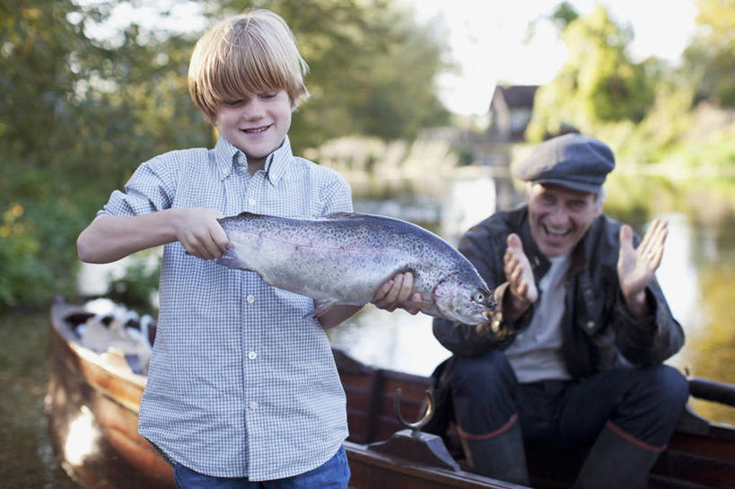 西方人,儿童,老年人,两个人,家庭,祖父,站,坐,笑,微笑,露齿笑,横图,室外,白天,正面,快乐,兴奋,纯洁,骄傲,成功,胜利,植物,船,帽子,欧洲,欧洲人,一条,击掌,握,阴影,服装,朦胧,模糊,光线,鱼,影子,池塘,水池,木船,拿,拿着,注视,休闲装,运动帽,鱼类,树,树木,小孩,衣服,绿色,天空,阳光,自然,交通工具,天,观察,看,手势,站着,休闲,温暖,温馨,一家人,休闲服,鸭舌帽,可爱,童年,童趣,自信,握着,服饰,生长,爷爷,成长,观看,祖孙,和睦,察看,舟,关注,载具,童真,烂漫,无邪,外公,外祖父,外孙,外孙子,天真,老年男性,男孩,男人,男性,白种人,孩子,孙子,拍手,站立,坐着,半身,彩图,欢乐,开心,融洽,男生