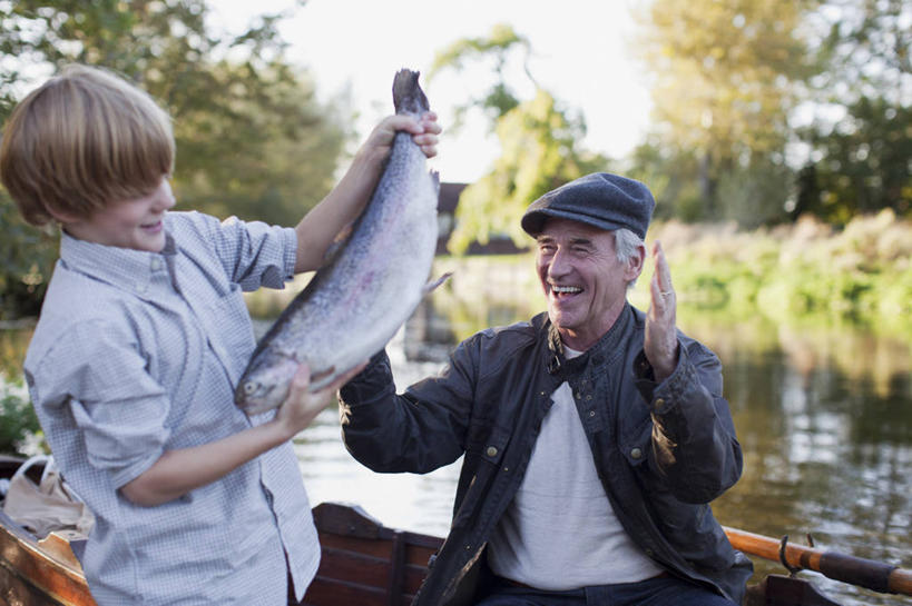 西方人,儿童,老年人,两个人,家庭,祖父,站,坐,笑,微笑,露齿笑,横图,室外,白天,正面,快乐,兴奋,纯洁,骄傲,成功,胜利,植物,船,帽子,欧洲,欧洲人,一条,击掌,握,阴影,服装,朦胧,模糊,光线,鱼,影子,池塘,水池,木船,拿,拿着,注视,休闲装,运动帽,鱼类,树,树木,小孩,衣服,绿色,天空,阳光,自然,交通工具,天,观察,看,手势,站着,休闲,温暖,温馨,一家人,休闲服,鸭舌帽,可爱,童年,童趣,自信,握着,服饰,生长,爷爷,成长,观看,祖孙,和睦,察看,舟,关注,载具,童真,烂漫,无邪,外公,外祖父,外孙,外孙子,天真,老年男性,男孩,男人,男性,白种人,孩子,孙子,拍手,站立,坐着,半身,彩图,欢乐,开心,融洽,男生