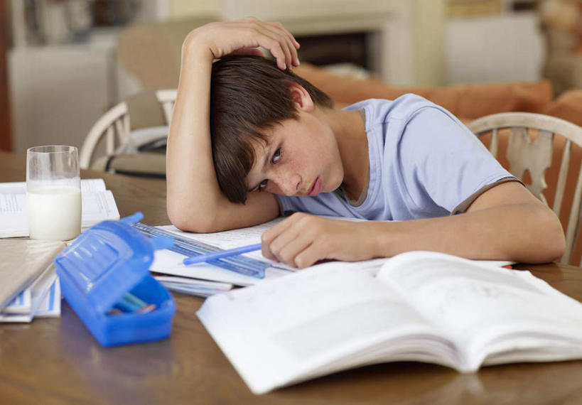 牛奶,西方人,儿童,一个人,客厅,坐,横图,室内,白天,正面,失败,纯洁,桌子,杯子,书籍,椅子,欧洲,欧洲人,仅一个男性,仅一个人,一本,握,沮丧,朦胧,模糊,笔,木椅,办公用品,记事本,饮品,一杯,营养,拿,铅笔盒,拿着,扭头,注视,书桌,玻璃制品,文具,饮料,小孩,本子,笔记本,课桌,水杯,学习用品,观察,看,趴着,转头,仅一个小孩,难受,可爱,童年,童趣,无奈,握着,观看,失望,悲伤,文具用品,察看,乳制品,起居室,伤心,难过,奶,牛乳,关注,失落,童真,烂漫,无邪,颓废,挫败,受挫,落败,落空,错过,失足,失意,失策,失算,颓丧,衰颓,悲哀,懊丧,颓靡,气馁,丧气,安神,客堂,败北,挫折,失利,天真,男孩,男人,男性,白种人,孩子,玻璃杯,书,图书,趴,坐着,半身,彩图,男生