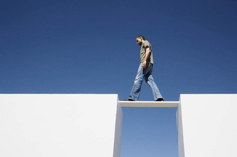 西方人,一个人,走,竖图,室外,白天,仰视,欧洲,欧洲人,仅一个男性,仅一个人,服装,墙,缺口,注视,休闲装,墙壁,墙面,仅一个年轻男性,衣服,蓝色,白色,蓝天,天空,天,低头,观察,看,休闲,休闲服,服饰,晴朗,观看,察看,关注,独木桥,底座,万里无云,垂头,男人,男性,年轻男性,白种人,晴空,晴空万里,步行,散步,走路,彩图,低角度拍摄,全身