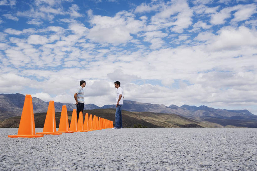 西方人,两个人,伙伴,朋友,站,横图,室外,白天,侧面,友谊,山,山脉,道路,路,公路,欧洲,欧洲人,一排,许多,阴影,服装,整齐,分离,光线,影子,山峰,云,云朵,交通,山峦,警告,云彩,休闲装,相视,排列,衣服,蓝色,白云,蓝天,天空,阳光,群山,天,站着,休闲,面对面,休闲服,橙色,警示,服饰,晴朗,对视,隔离,禁止,提醒,互视,队列,提示,限制,相对,手插袋,单手插袋,交通标志,路锥,相看,单手抄兜,单手放兜,交通锥,危险,友情,男人,男性,年轻男性,中年男性,白种人,晴空,马路,插兜,手插兜,手放口袋,站立,彩图,全身,手抄兜