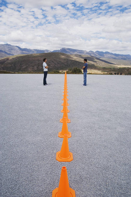 西方人,两个人,伙伴,朋友,站,竖图,室外,白天,侧面,友谊,山,山脉,道路,路,公路,欧洲,欧洲人,一排,许多,阴影,服装,整齐,分离,光线,影子,山峰,云,云朵,交通,山峦,警告,云彩,休闲装,相视,排列,衣服,蓝色,白云,蓝天,天空,阳光,群山,天,站着,休闲,面对面,休闲服,橙色,警示,服饰,晴朗,对视,隔离,禁止,提醒,互视,队列,提示,限制,相对,手插袋,单手插袋,交通标志,路锥,相看,单手抄兜,单手放兜,交通锥,危险,友情,男人,男性,年轻男性,中年男性,白种人,晴空,马路,插兜,手插兜,手放口袋,站立,彩图,全身,手抄兜