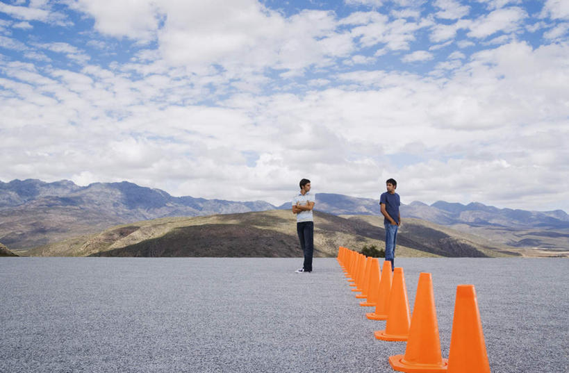 西方人,两个人,伙伴,朋友,站,双手交叉,横图,室外,白天,仰视,友谊,山,山脉,道路,路,公路,欧洲,欧洲人,一排,许多,服装,整齐,分离,山峰,云,云朵,交通,山峦,警告,云彩,扭头,注视,休闲装,排列,衣服,蓝色,白云,蓝天,天空,群山,天,观察,看,站着,转头,休闲,休闲服,橙色,警示,服饰,晴朗,观看,隔离,禁止,提醒,察看,双手抱胸,队列,关注,提示,限制,手插袋,单手插袋,交通标志,路锥,单手抄兜,单手放兜,交通锥,危险,友情,男人,男性,年轻男性,白种人,晴空,马路,插兜,手插兜,手放口袋,站立,彩图,低角度拍摄,全身,手抄兜