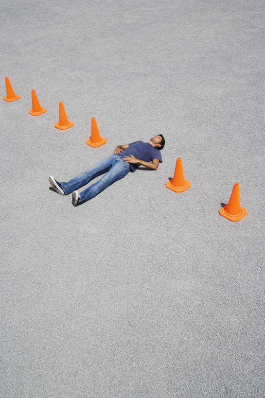 西方人,一个人,躺,竖图,俯视,室外,白天,道路,路,公路,欧洲,欧洲人,仅一个男性,仅一个人,一排,许多,服装,裤子,整齐,分离,交通,警告,注视,牛仔裤,休闲装,排列,仅一个年轻男性,衣服,观察,看,休闲,休闲服,橙色,警示,服饰,观看,隔离,禁止,提醒,察看,队列,关注,提示,限制,手插袋,单手插袋,交通标志,路锥,单手抄兜,单手放兜,交通锥,卧着,危险,男人,男性,年轻男性,白种人,马路,插兜,手插兜,手放口袋,躺着,卧,彩图,高角度拍摄,全身,手抄兜