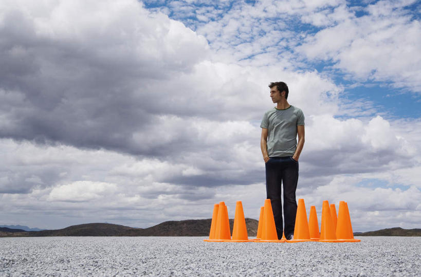 西方人,一个人,横图,室外,白天,仰视,山,山脉,道路,路,公路,欧洲,欧洲人,仅一个男性,仅一个人,许多,服装,裤子,环绕,围绕,分离,山峰,云,云朵,交通,山峦,警告,云彩,环抱,扭头,注视,牛仔裤,休闲装,仅一个年轻男性,衣服,蓝色,白云,蓝天,天空,群山,天,观察,看,转头,休闲,休闲服,橙色,警示,服饰,晴朗,观看,隔离,禁止,提醒,察看,双手插袋,关注,提示,限制,手插袋,交通标志,路锥,双手抄兜,双手放兜,交通锥,萦绕,危险,男人,男性,年轻男性,白种人,晴空,马路,插兜,两手抄兜,两手放兜,手插兜,手放口袋,彩图,低角度拍摄,全身,手抄兜