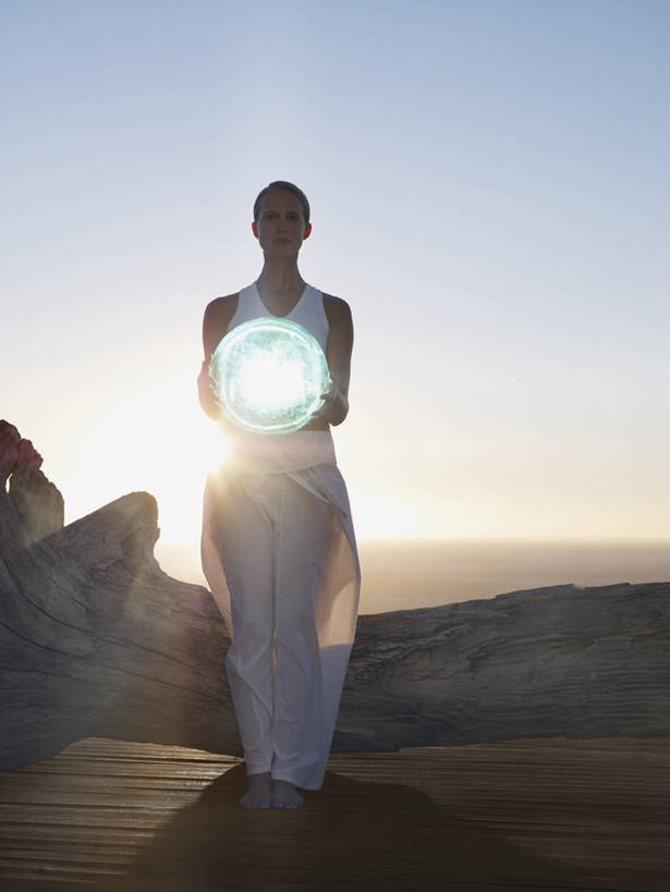 西方人,一个人,站,闭眼,捧,竖图,室外,白天,正面,海浪,海洋,石头,日落,沙滩,欧洲,欧洲人,仅一个年轻女性,仅一个女性,仅一个人,阴影,服装,透明,光线,沙子,石子,影子,海岸,浪花,晚霞,霞光,落日,水晶,沙地,休闲装,衣服,阳光,海水,黄昏,站着,休闲,球体,休闲服,水晶球,彩霞,服饰,海景,夕照,薄暮,年轻女性,女人,女性,白种人,大海,风浪,海,海水的波动,海滩,近岸浪,石块,涌浪,夕阳,闭眼睛,闭着眼,闭着眼睛,端,端着,捧着,手捧,站立,彩图,全身,傍晚,斜阳