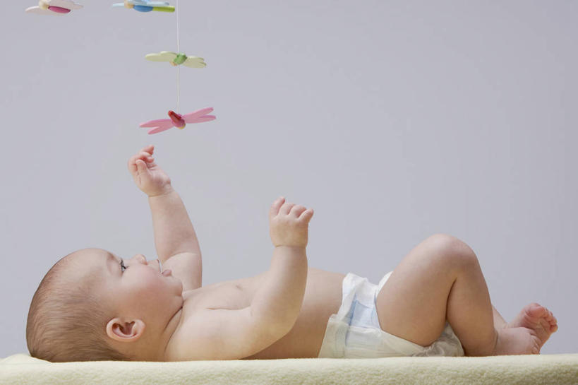 西方人,婴儿,儿童,一个人,躺,举,横图,室内,白天,侧面,游戏,纯洁,床,玩具,欧洲,欧洲人,仅一个人,灰色背景,蜻蜓,昆虫,床单,玩,注视,光脚,娱乐,被子,尿布,纸尿裤,尿不湿,小孩,动物,观察,看,托,休闲,赤脚,可爱,益智,摄影,单人床,活泼,影棚,观看,活动,察看,被单,纸尿布,发泄,关注,消遣,智力,宝宝,猫猫丁,咪咪洋,蚂螂,河嘻嘻,益虫,纯真,烂漫,无邪,纸尿片,宣泄,卧着,伶俐,天真,白种人,孩子,举起,举手,举着,躺着,玩耍,卧,嬉戏,向上举,向上伸,向上托,彩图,全身,影棚拍摄,拍摄,转铃,婴儿玩具,挂铃,床头转铃,床铃