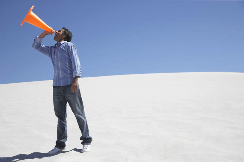 西方人,一个人,站,横图,室外,白天,正面,沙漠,欧洲,欧洲人,仅一个男性,仅一个人,仅一个中年男性,握,服装,分离,云,云朵,警告,拿,云彩,拿着,注视,休闲装,一个,衣服,蓝色,白云,蓝天,天空,天,观察,看,站着,休闲,休闲服,橙色,警示,握着,服饰,晴朗,单个,观看,隔离,禁止,提醒,察看,关注,提示,限制,手插袋,单手插袋,交通标志,路锥,单手抄兜,单手放兜,交通锥,危险,男人,男性,中年男性,白种人,大漠,砂漠,晴空,插兜,手插兜,手放口袋,抬头,仰头,站立,彩图,全身,手抄兜