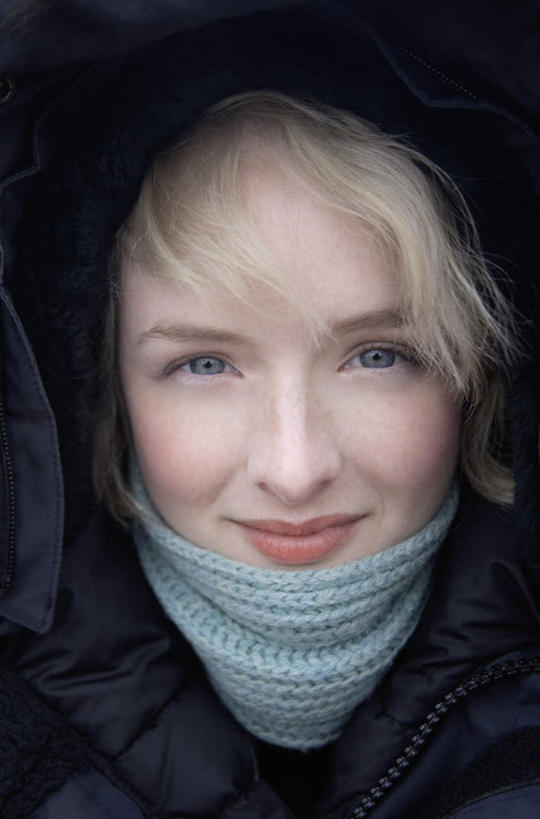 西方人,脸,头,脸颊,一个人,笑,微笑,竖图,室外,特写,白天,正面,欧洲,欧洲人,仅一个年轻女性,仅一个女性,仅一个人,服装,装饰,注视,衣服,围巾,观察,看,温暖,服饰,围脖,观看,羽绒服,保暖,华丽,点缀,察看,御寒,关注,衬托,美观,雅致,雅观,冬装,年轻女性,女人,女性,白种人,头部,脸部,脸蛋,面部,半身,彩图