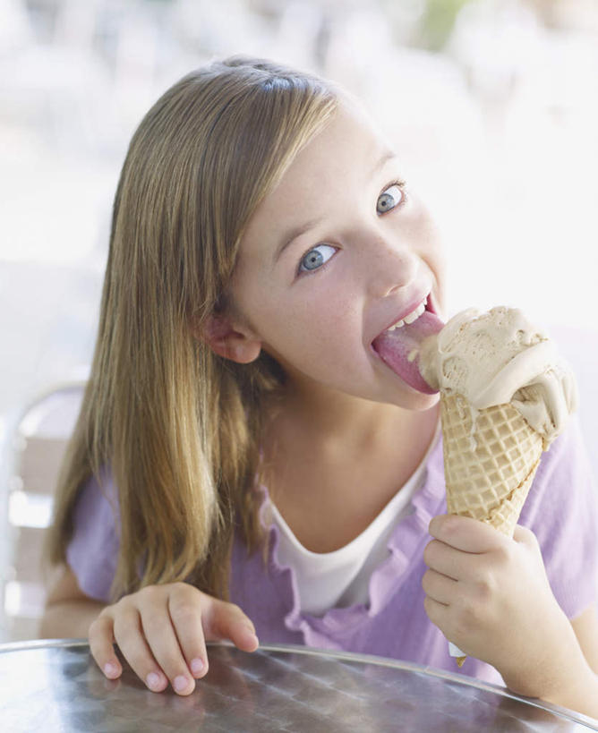 西方人,儿童,一个人,餐厅,坐,吃,竖图,室外,白天,正面,纯洁,餐桌,桌子,欧洲,欧洲人,仅一个女性,仅一个人,握,服装,朦胧,模糊,冰激凌,清凉,拿,拿着,注视,休闲装,小孩,衣服,冷饮,观察,看,仅一个小孩,休闲,舒服,休闲服,冰淇淋,可爱,童年,童趣,握着,服饰,餐台,观看,解暑,察看,关注,解渴,雪糕,童真,烂漫,无邪,舒爽,冰糕,消暑,天真,女孩,女人,女性,白种人,孩子,嚼,食,坐着,半身,彩图,餐馆,饭店,饭馆,女生