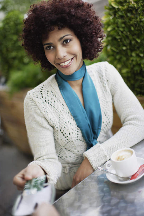 西方人,一个人,坐,笑,微笑,露齿笑,竖图,俯视,室外,白天,信用卡,植物,餐桌,桌子,杯子,欧洲,欧洲人,仅一个年轻女性,仅一个女性,仅一个人,握,服装,装饰,瓷器,咖啡杯,陶瓷制品,拿,拿着,注视,休闲装,树,树木,衣服,绿色,自然,围巾,观察,看,休闲,温暖,休闲服,卡,握着,储蓄卡,服饰,生长,成长,餐台,围脖,观看,保暖,华丽,点缀,察看,御寒,关注,咖啡店,瓷杯,咖啡屋,衬托,美观,雅致,雅观,银行卡,年轻女性,女人,女性,白种人,坐着,半身,彩图,高角度拍摄,咖啡馆