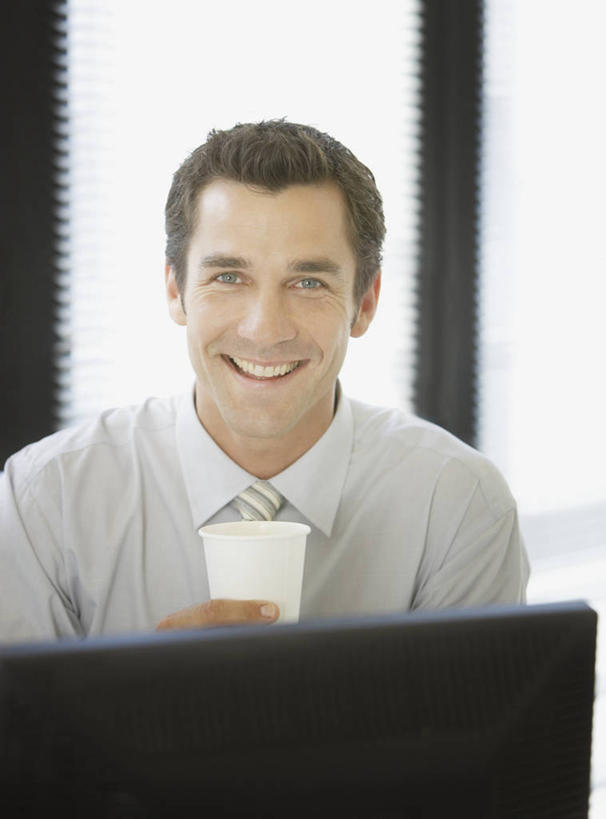 西方人,一个人,商务人士,商务男性,捧,笑,微笑,露齿笑,竖图,室内,白天,正面,衬衫,窗户,杯子,欧洲,欧洲人,仅一个男性,仅一个人,仅一个中年男性,阴影,套装,朦胧,模糊,反射,影子,领带,注视,玻璃窗,纸制品,观察,看,观看,纸杯,察看,象征,庄重,关注,一次性杯子,商务装,身份,工薪阶层,正式,地位,男人,男性,中年男性,白种人,白领,上班族,端,端着,捧着,手捧,半身,彩图,衬衣