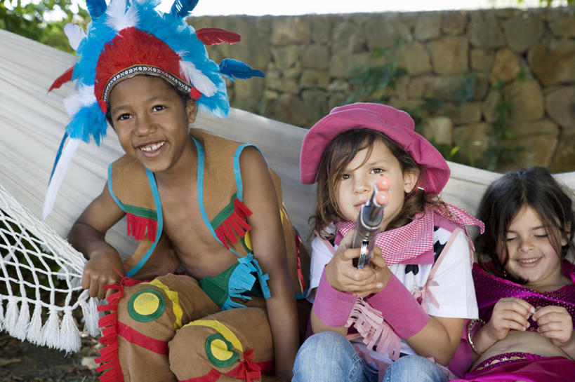 西方人,儿童,三个人,伙伴,朋友,坐,笑,微笑,露齿笑,横图,室外,白天,正面,民族服装,友谊,纯洁,植物,床,吊床,帽子,羽毛,欧洲,非洲,黑人,欧洲人,一排,吊挂,悬挂,服装,轻盈,柔软,整齐,装饰,墙,挂,注视,墙壁,墙面,树,树木,排列,小孩,衣服,绿色,自然,发饰,饰品,观察,看,享受,可爱,童年,童趣,服饰,生长,成长,观看,察看,衣着,安逸,穿着,队列,关注,童真,烂漫,无邪,配饰,轻柔,衣饰,安适,清闲,天真,友情,男孩,男人,男性,女孩,女人,女性,白种人,非洲人,坐着,半身,彩图,传统服装,民俗服,酋长帽,印第安帽,羽毛帽,男生,女生